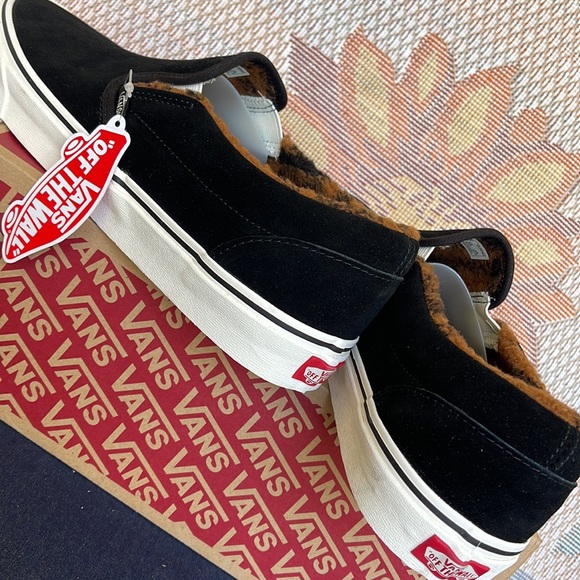 Vans WMNS Classic Slip-On
(Sherpa)Black/Marshmallow
IN0A7VCFABI
Sneakers - Picture 15 of 16